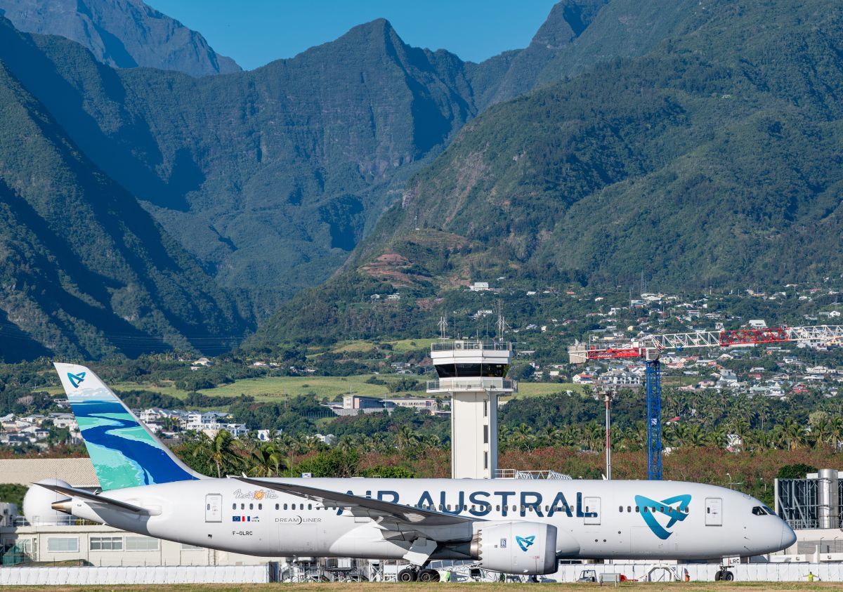 Air Austral Boeing 787 à Saint-Denis La Réunion, FMEE